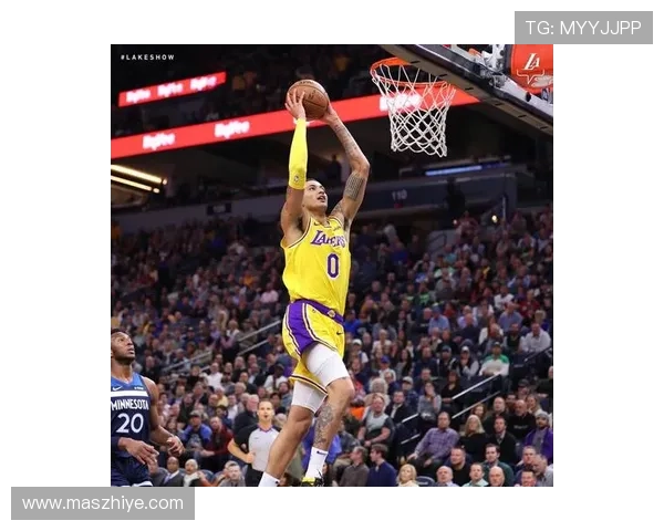 库兹马无球跑动提升空切效率 拉开湖人进攻空间