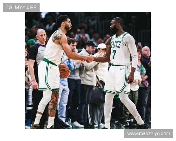 杰伦·布朗无球切入效率提升，拉开绿军进攻空间